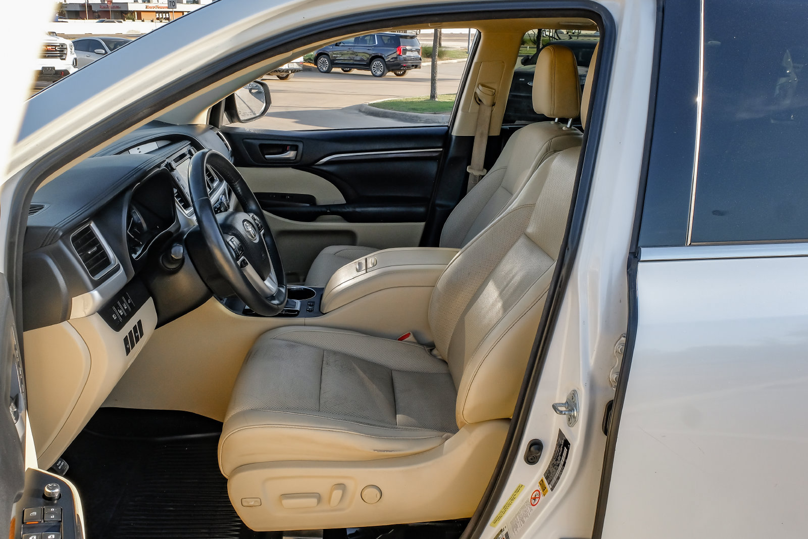 Used 2016 Toyota Highlander Limited w/ Driver Technology Package FWD image 4