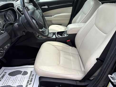Used 2017 Chrysler 300 C w/ Safetytec Plus Group AWD/4WD image 19