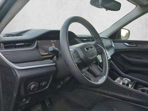 Used 2023 Jeep Grand Cherokee Laredo X image 9