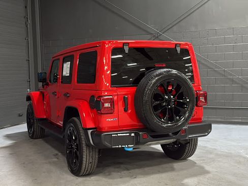 Used 2024 Jeep Wrangler Unlimited Sahara w/ Technology Group AWD/4WD image 6
