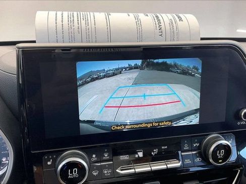Used 2024 Toyota Highlander XLE FWD image 24