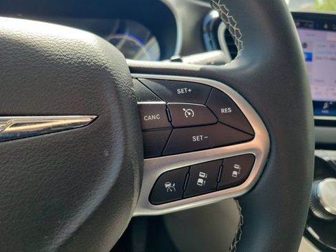 Used 2023 Chrysler Pacifica Touring-L FWD image 23