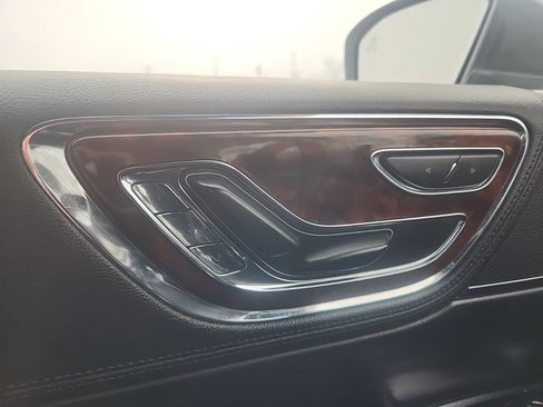 Used 2019 Lincoln Continental Premiere image 22