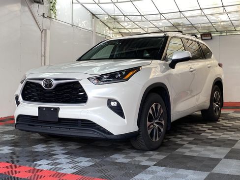 Used 2021 Toyota Highlander XLE AWD/4WD image 3