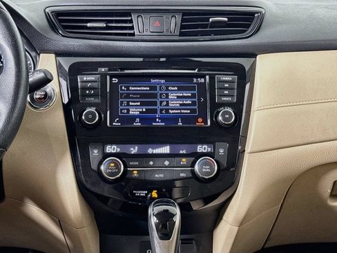 Used 2020 Nissan Rogue SV AWD/4WD image 11