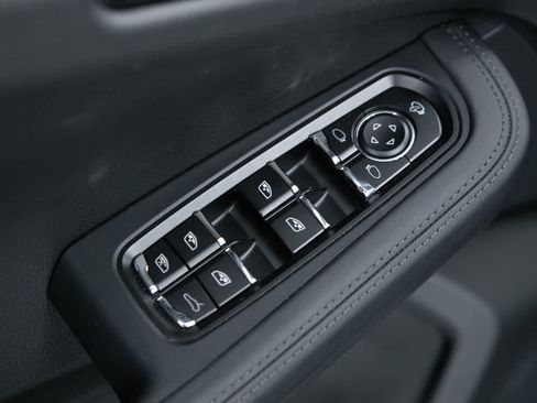 Certified 2026 Porsche Macan AWD/4WD image 25