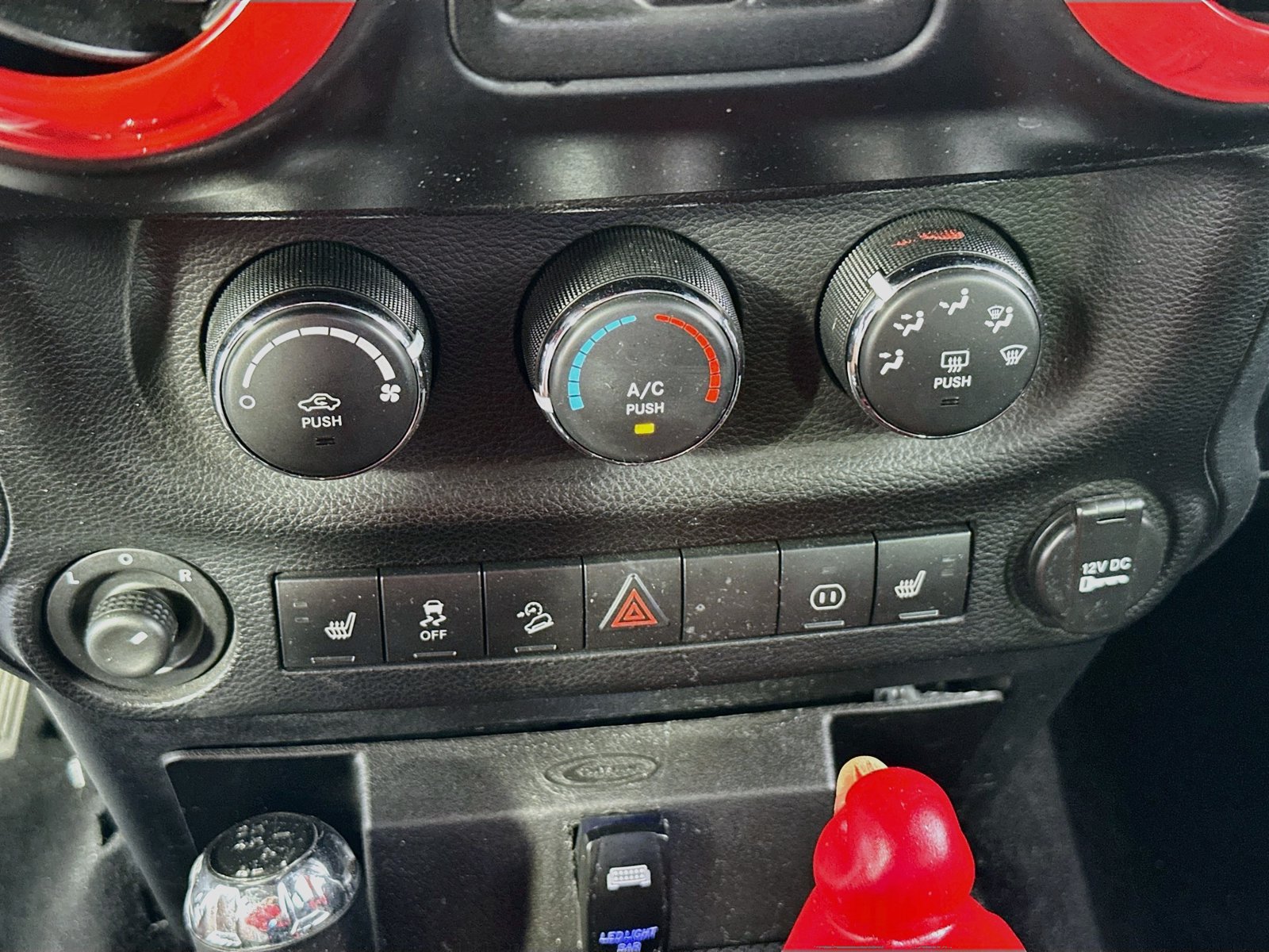 Used 2011 Jeep Wrangler Unlimited Sahara w/ Connectivity Group AWD/4WD image 12
