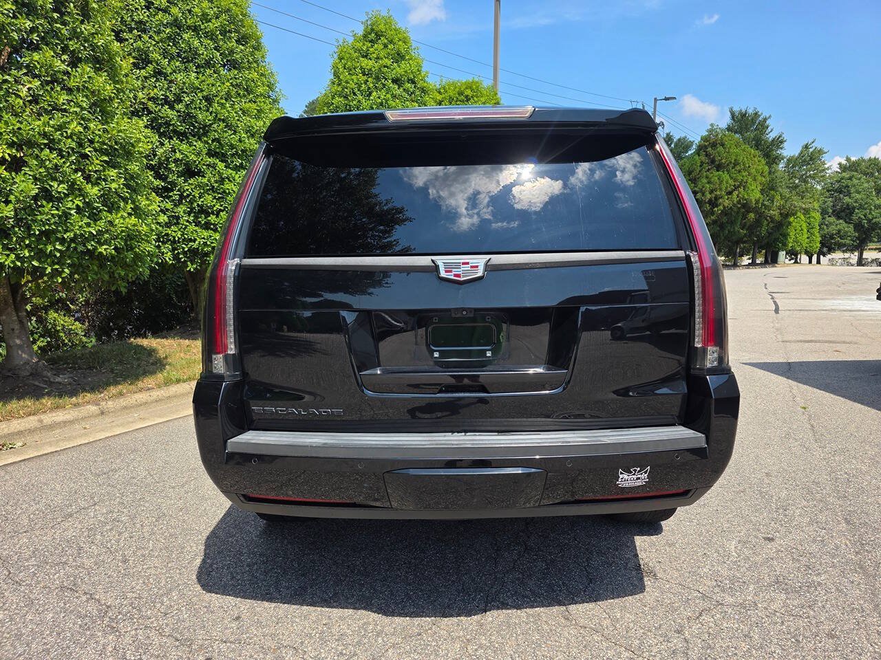 Used 2018 Cadillac Escalade Luxury AWD/4WD image 4
