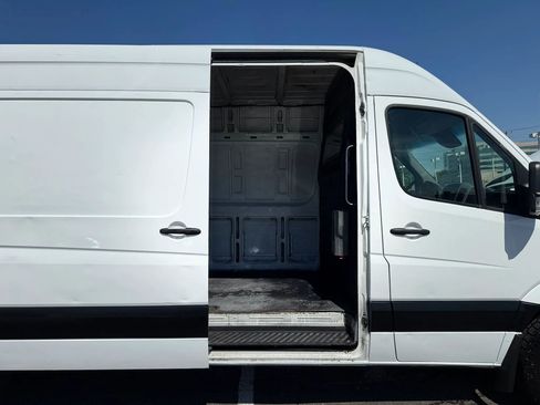 Used 2015 Mercedes-Benz Sprinter 2500 image 26