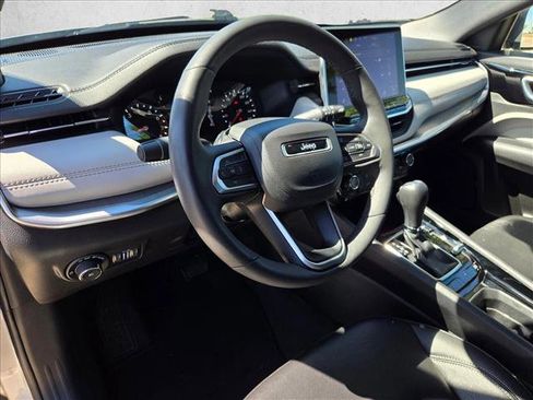 Used 2025 Jeep Compass Limited image 10