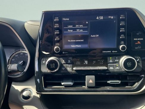 Used 2022 Toyota Highlander XLE FWD image 22