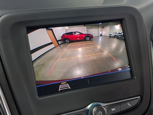 Used 2021 Chevrolet Equinox LT image 18