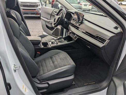 Used 2024 Mitsubishi Outlander SE image 16