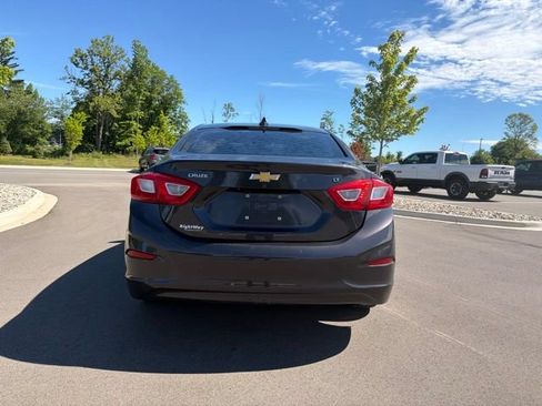 Used 2017 Chevrolet Cruze LT FWD image 4