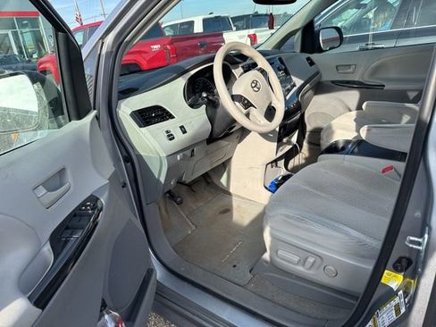 Used 2012 Toyota Sienna LE image 7