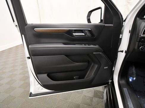 Used 2025 Chevrolet Tahoe High Country AWD/4WD image 12