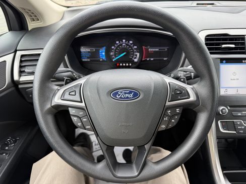 Used 2018 Ford Fusion SE w/ Fusion SE Technology Package FWD image 10