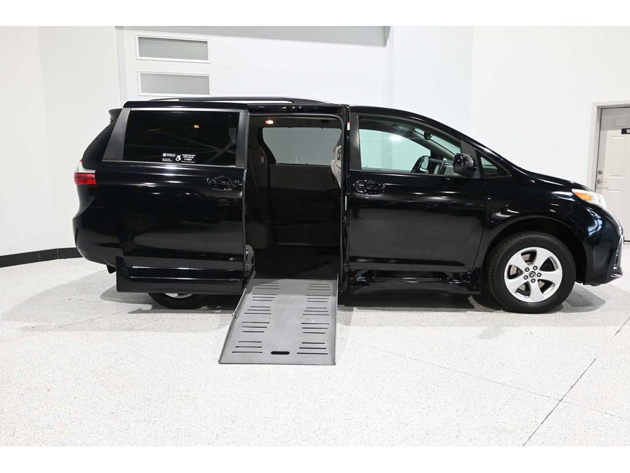 Used 2018 Toyota Sienna LE FWD image 17
