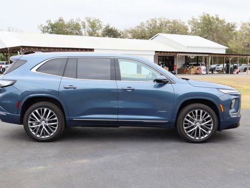 Used 2025 Buick Enclave Avenir image 9