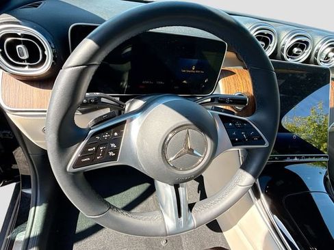 Used 2025 Mercedes-Benz GLC 300 4MATIC image 12