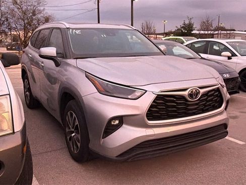 Used 2023 Toyota Highlander XLE image 3