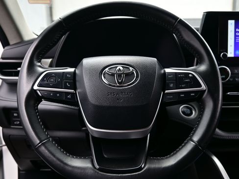 Used 2024 Toyota Highlander LE AWD/4WD image 23