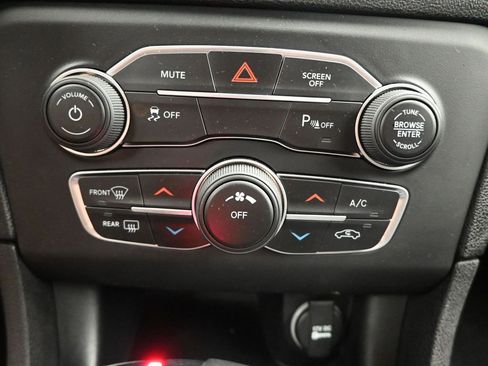 Used 2019 Dodge Charger SXT image 15