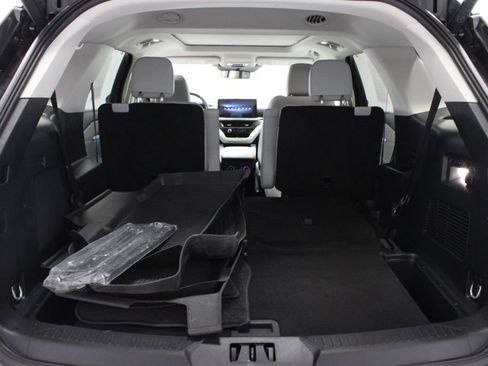 Certified 2025 Ford Explorer Platinum w/ Ultimate Package AWD/4WD image 17