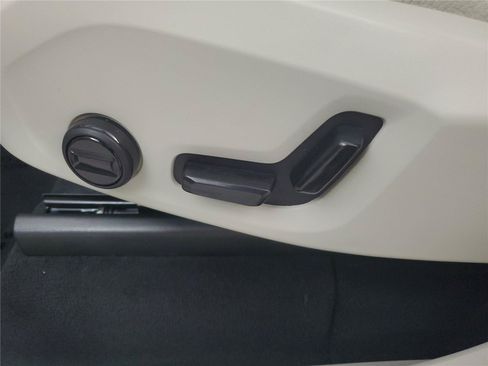 Certified 2025 Volvo XC90 B6 Plus w/ Protection Package Premier AWD/4WD image 21