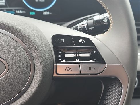 Used 2025 Hyundai Elantra SEL image 17