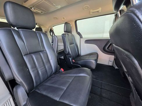 Used 2014 Chrysler Town & Country Touring image 18