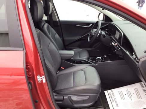 Used 2023 Kia Niro SX Touring image 27