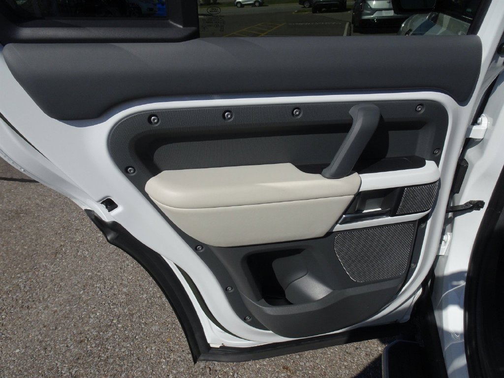 Used 2023 Land Rover Defender 130 SE AWD/4WD image 18