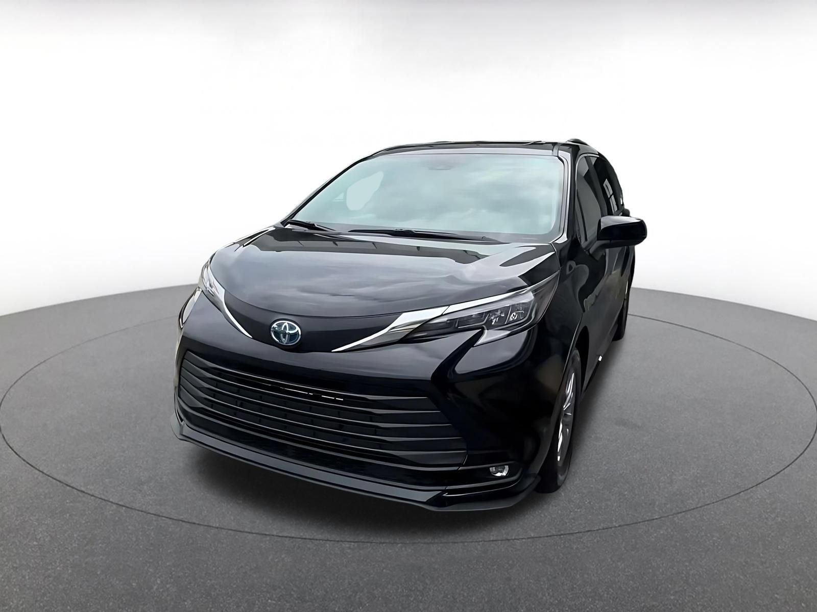 Used 2025 Toyota Sienna XLE FWD image 6