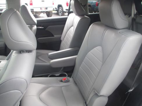 Used 2024 Toyota Highlander XLE AWD/4WD image 21