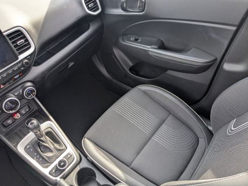 Certified 2024 Hyundai Venue Limited image 19