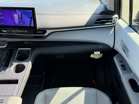 Used 2025 Toyota Sienna XLE w/ XLE Plus Package image 20