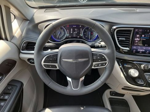 Used 2023 Chrysler Pacifica Touring-L AWD/4WD image 28