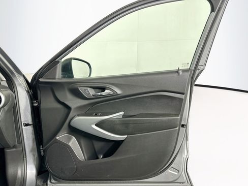 Used 2025 Chevrolet Trax LS FWD image 30
