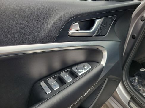 Used 2025 Genesis G70 2.5T AWD/4WD image 18