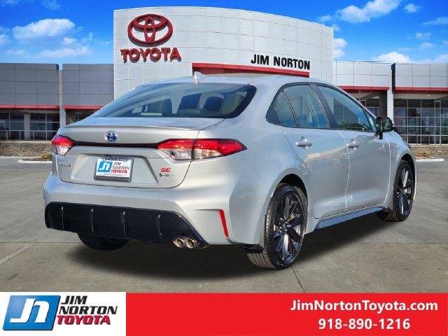 Used 2025 Toyota Corolla SE w/ SE Premium Package FWD image 6