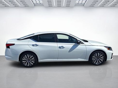 Used 2025 Nissan Altima 2.5 SV FWD image 3
