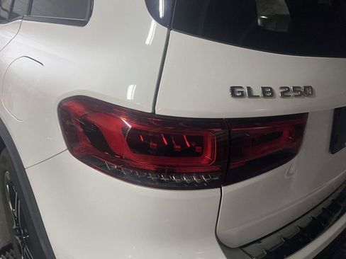 Used 2022 Mercedes-Benz GLB 250 4MATIC image 10