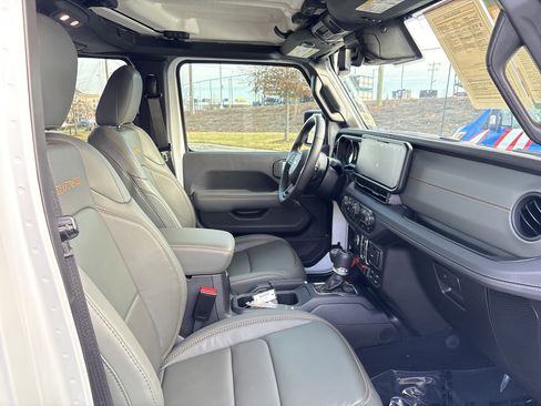 Certified 2024 Jeep Gladiator Mojave w/ Technology Group image 24