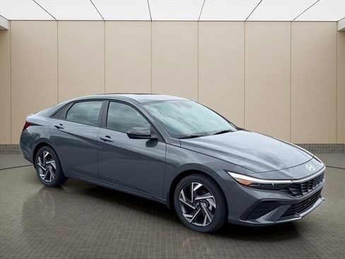 Certified 2025 Hyundai Elantra SEL image 2