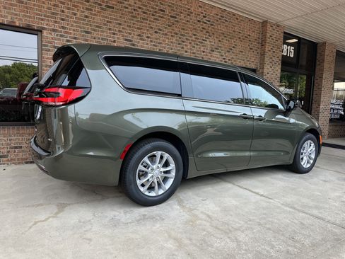 New 2027 Chrysler Pacifica Select AWD/4WD image 19