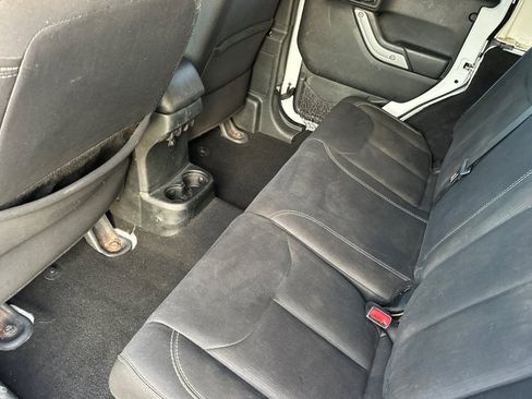 Used 2018 Jeep Wrangler Unlimited Sahara w/ Connectivity Group image 12