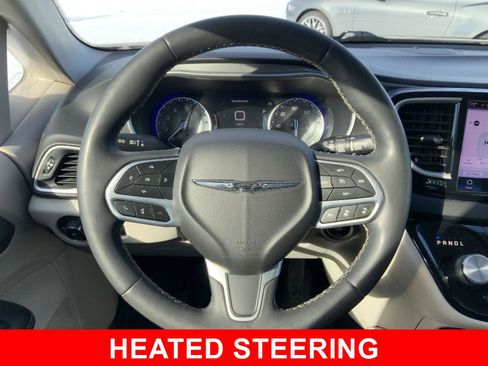 Used 2022 Chrysler Pacifica Touring-L image 4