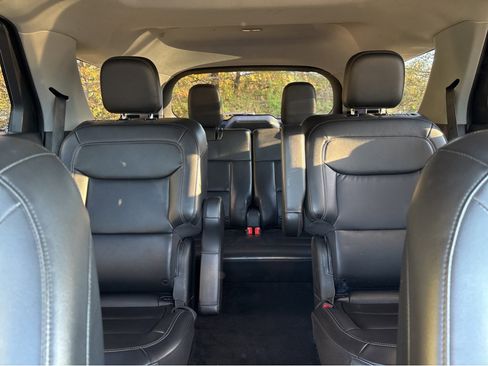 Used 2022 Ford Explorer XLT w/ Equipment Group 202A image 19