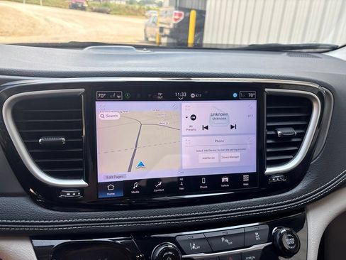Used 2024 Chrysler Pacifica Limited FWD image 20